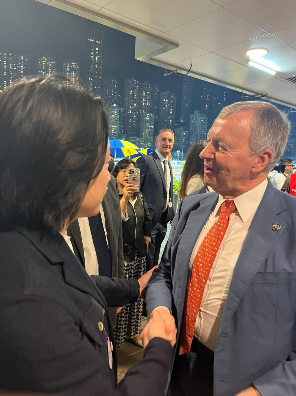 Club CEO Winfried Engelbrecht-Bresges welcomed Jimmy O. Yang to experience the excitement of Hong Kong horse racing. Club CEO Winfried Engelbrecht-Bresges welcomed Jimmy O. Yang to experience the excitement of Hong Kong horse racing.