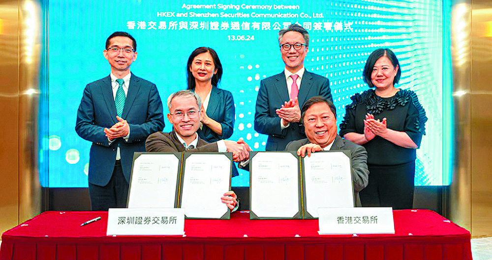 HKEX chief information officer Richard Leung, right, and Shenzhen Securities Communication executive president Chen Mingzhong shake hands after signing the agreement, watched by other executives. Sing Tao HKEX chief information officer Richard Leung, right, and Shenzhen Securities Communication executive president Chen Mingzhong shake hands after signing the agreement, watched by other executives. Sing Tao