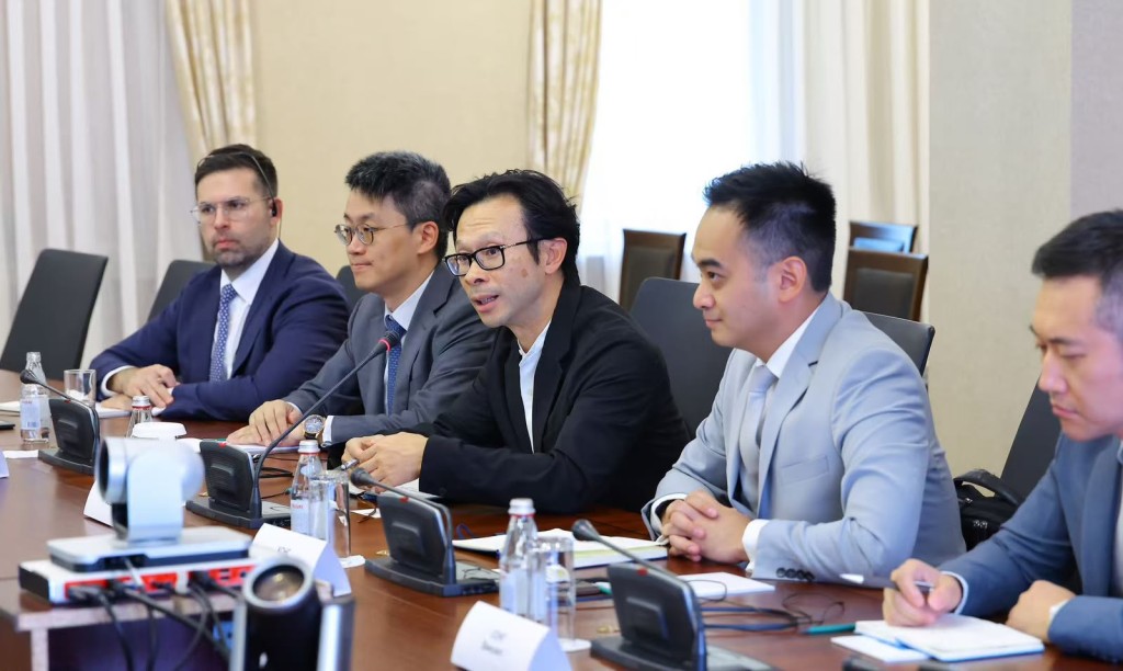 Alan Chan, middle.