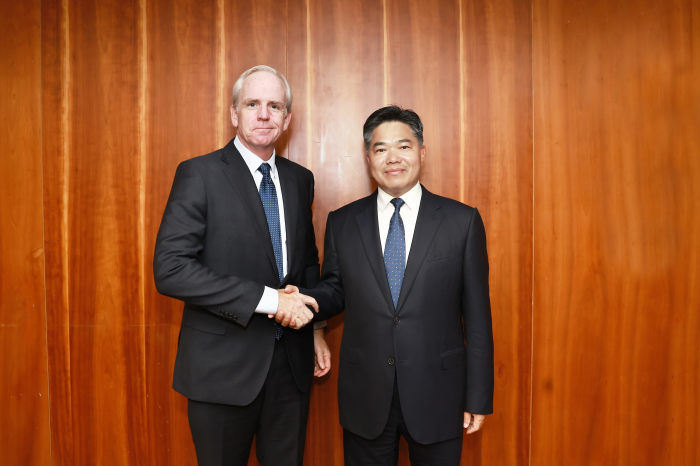 Dan Bartlett and Sheng Qiuping. Pic from the commerce ministry