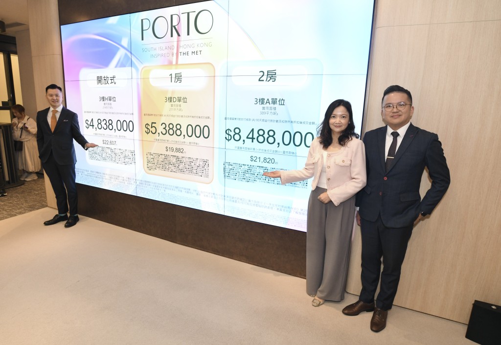 Teresa Ching Tak-won, executive director of Wang On, second left.