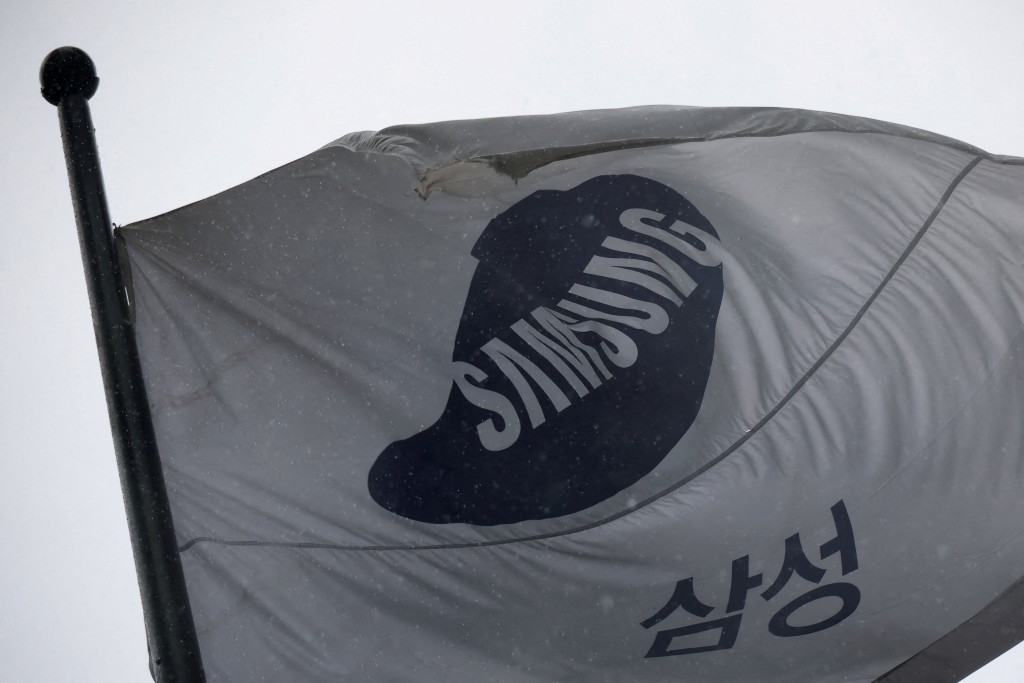 A flag bearing the logo of Samsung Electronics flutters as it rains in front of their office building in Seoul, South Korea, May 20, 2026. REUTERS