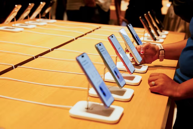 A person holds an Apple iPhone at the company's first retail store in Bengaluru, India, September 2, 2025. REUTERS/Priyanshu Singh