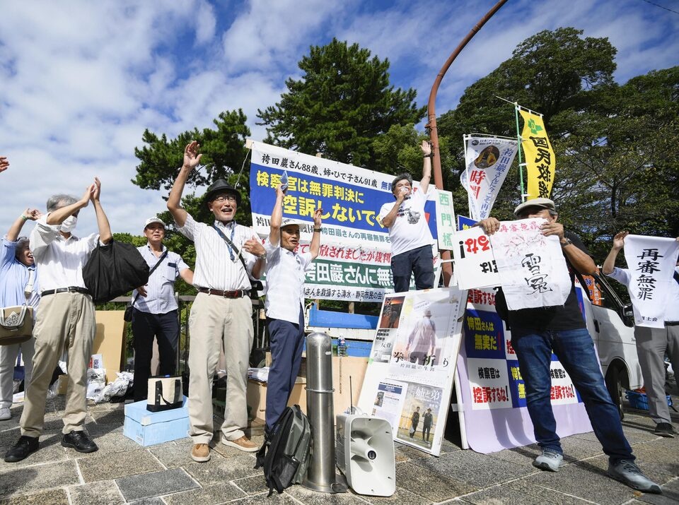 Supporters of Iwao Hakamada celebrate after the Shizuoka District Court acquitted the 88-year-old former professional boxer in a retrial decades after he was sentenced to death over a 1966 quadruple murder case, in Shizuoka, central Japan, September 26, 2024, 2024, in this photo taken by Kyodo. Mandatory credit Kyodo/via REUTERS Supporters of Iwao Hakamada celebrate after the Shizuoka District Court acquitted the 88-year-old former professional boxer in a retrial decades after he was sentenced to death over a 1966 quadruple murder case, in Shizuoka, central Japan, September 26, 2024, 2024, in this photo taken by Kyodo. Mandatory credit Kyodo/via REUTERS