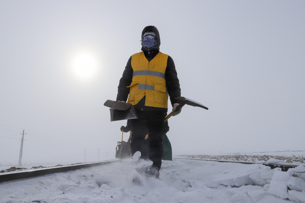 A maintenance worker braves the freezing cold to check a section of railway in Xillinhot, North China's Inner Mongolia. The temperature plunged to - 40 C on January 6, 2021. A maintenance worker braves the freezing cold to check a section of railway in Xillinhot, North China's Inner Mongolia. The temperature plunged to - 40 C on January 6, 2021.
