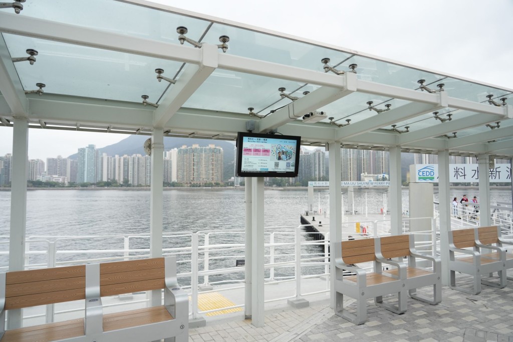 Ma Liu Shui New Ferry Pier installed charging stations, a Wi-Fi hotspot and an information display panel. 