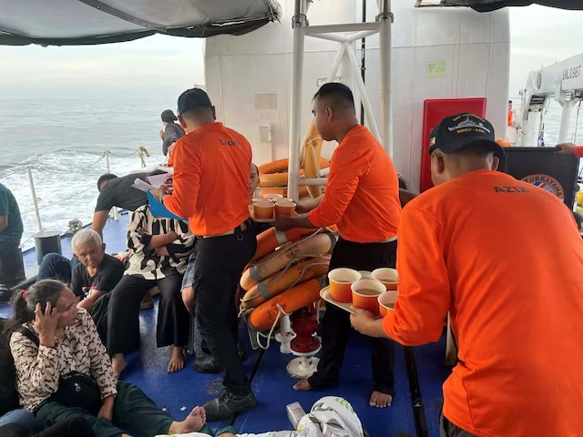 Philippine Coast Guard personnel assist survivors who were aboard the MV Trisha Kerstin 3, which capsized around the waters of Baluk-baluk Island, Basilan, Philippines, January 26, 2026. Philippine Coast Guard/Handout via REUTERS 