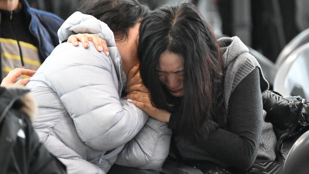 Relatives of passengers on the doomed Jeju Air planecomfort each other at Muan International Airport © JUNG YEON-JE / AFP Relatives of passengers on the doomed Jeju Air planecomfort each other at Muan International Airport © JUNG YEON-JE / AFP