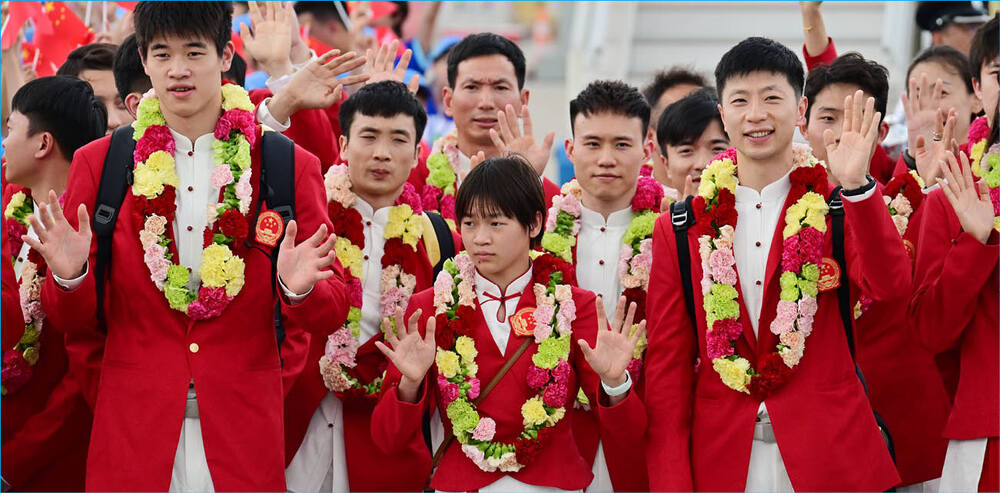 Olympic diving champion Quan Hongchan is a crowd favorite on Team China's arrival in Hong Kong. SING TAO Olympic diving champion Quan Hongchan is a crowd favorite on Team China's arrival in Hong Kong. SING TAO