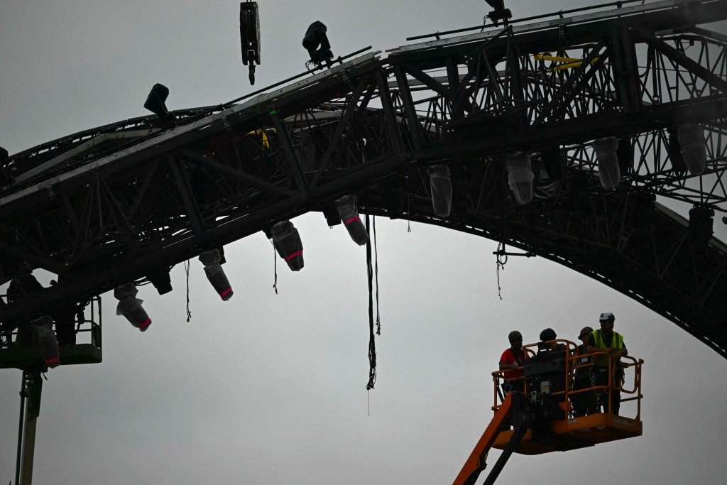 Photo by KENT NISHIMURA / AFP  Construction crews build a cage-fighting arena on the South Lawn of the White House in Washington, DC, on May 26, 2026, ahead of the upcoming "UFC Freedom 250" event.