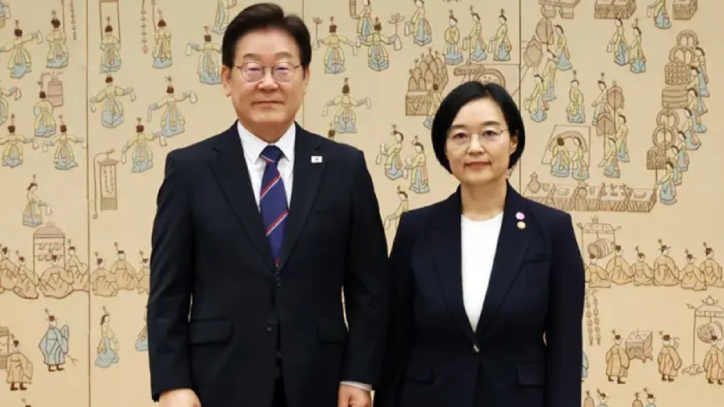 Lee Jae Myung and Han Seongsook (R) (File Photo)