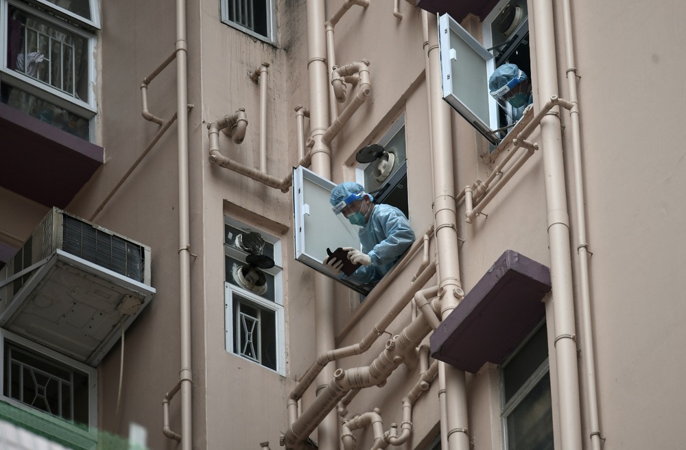 Health officers inspect a building. Inset: Leung Chi-chiu.SING TAO Health officers inspect a building. Inset: Leung Chi-chiu.SING TAO