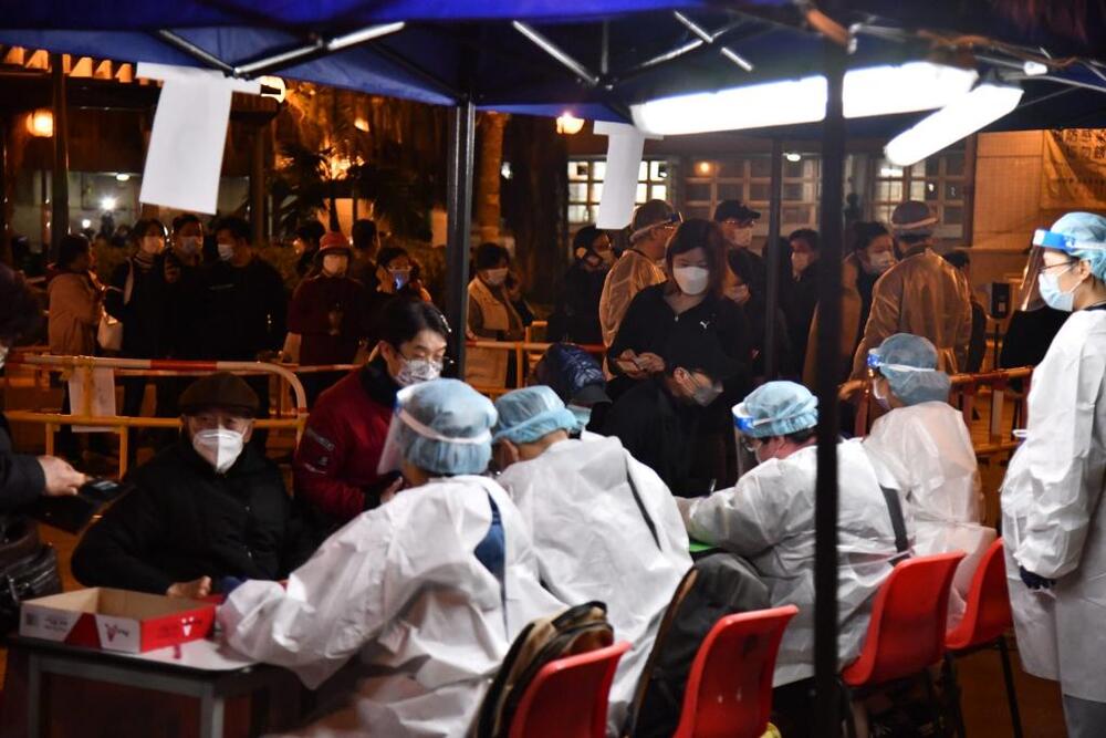 Residents of Block 3 of Po Tin Estate in Tuen Mun line up to undergo compulsory testing. 