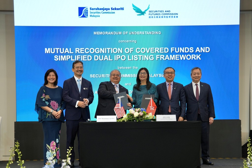 From left, Datin Paduka Azalina Adham, Securities Commission Malaysia Managing Director, Tan Sri Johan Mahmood Merican, Secretary General of Treasury, Ministry of Finance Malaysia, Dato’ Mohammad Faiz Azmi, Julia Leung, Christopher Hui Ching-yu, Secretary for Financial Services and the Treasury, and Kelvin Wong. SFC