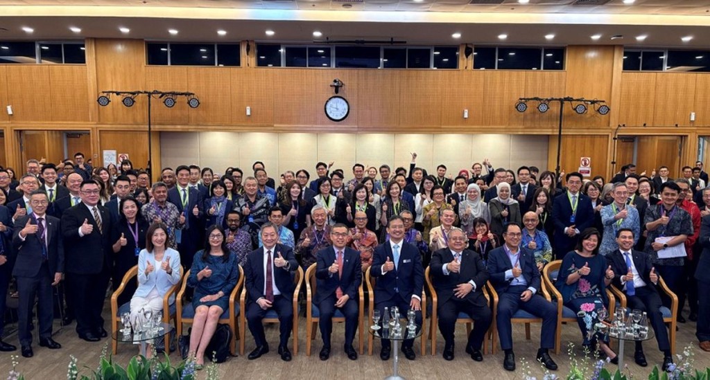 First row, from left: HKEX CEO Bonnie Chan, SFC CEO Julia Leung; Kelvin Wong; Christopher Hui; Johan Mahmood Merican; Dato’ Faiz. ISD First row, from left: HKEX CEO Bonnie Chan, SFC CEO Julia Leung; Kelvin Wong; Christopher Hui; Johan Mahmood Merican; Dato’ Faiz. ISD