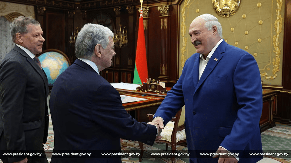  Belarusian President Alexander Lukashenko greets John Coale, a representative of U.S. President Donald Trump, during a meeting in Minsk, Belarus September 11, 2025. Press Service of the President of the Republic of Belarus/Handout via REUTERS