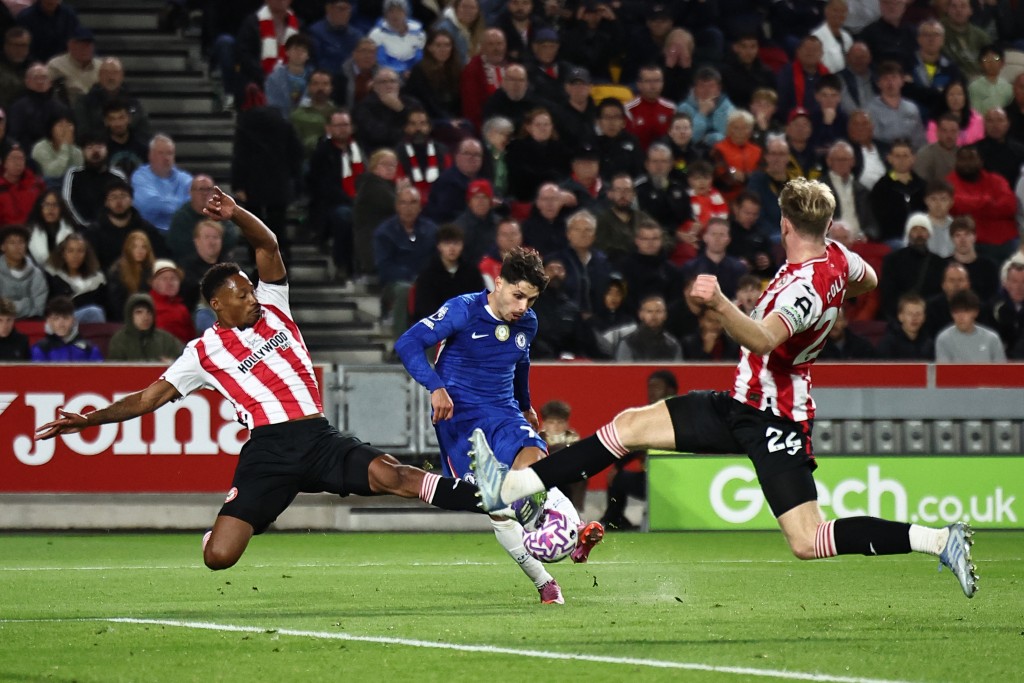 Chelsea's Pedro Neto (C) shoots as Brentford's Ethan Pinnock (L) and Nathan Collins (R) jump in to block. (AFP)