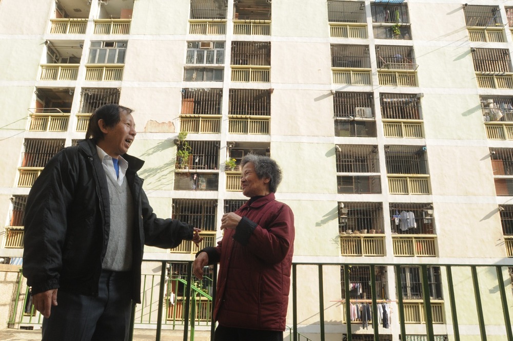 A mutual aid committee head and a resident in So Uk Estate in this file photo dated November 25, 2009. A mutual aid committee head and a resident in So Uk Estate in this file photo dated November 25, 2009.