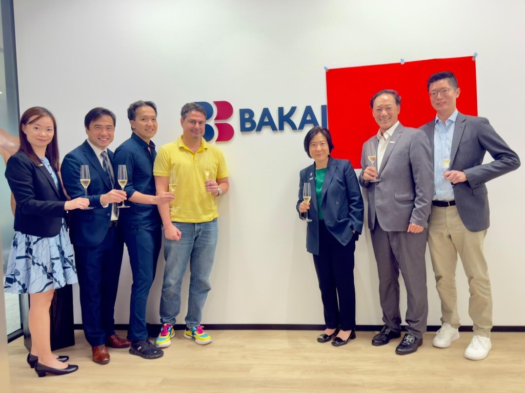 Alpha Lau (third right); Andreas Meletiou (fourth left); the chief compliance officer of Bakai Bank Hong Kong, Alex Kwok (third left); and the global head of financial services, fintech & sustainability of InvestHK,  King Leung (second right), toasting at the bank's new premises in Quarry Bay. ISD