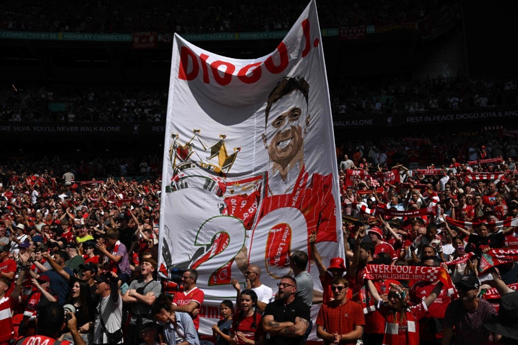 Supporters honor Diogo Jota before a match shortly after his death. AFP