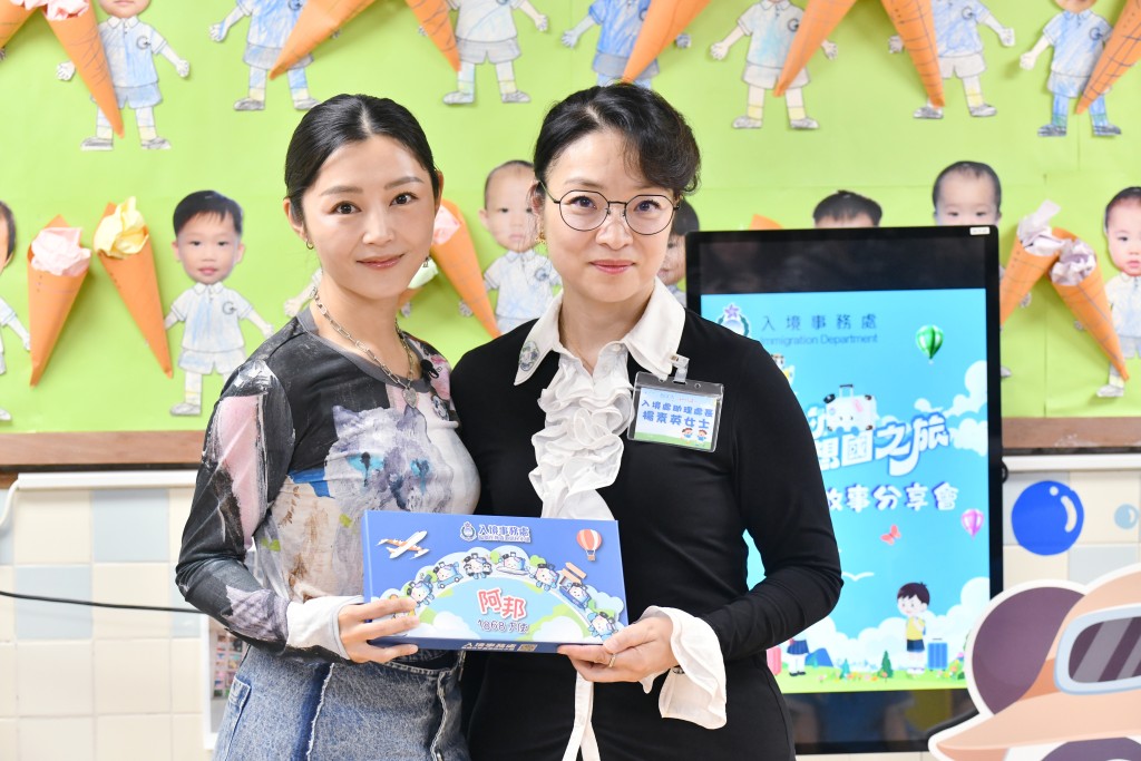 Michelle Wai (left) and Yeung So-ying distribute the story books.