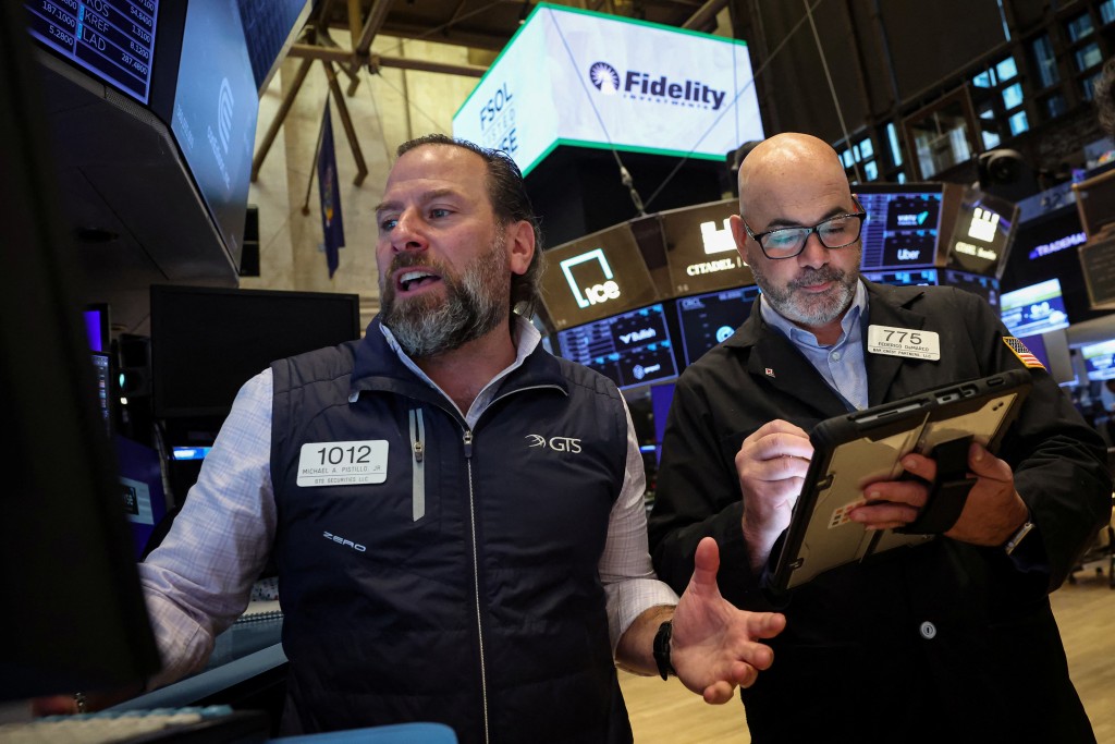 Traders work on the floor at the New York Stock Exchange (NYSE) in New York City, U.S., November 21, 2025.  REUTERS/Brendan McDermid