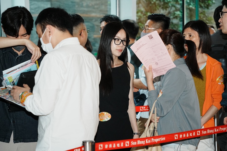 Home hunters queue up for Sierra Sea units. SING TAO