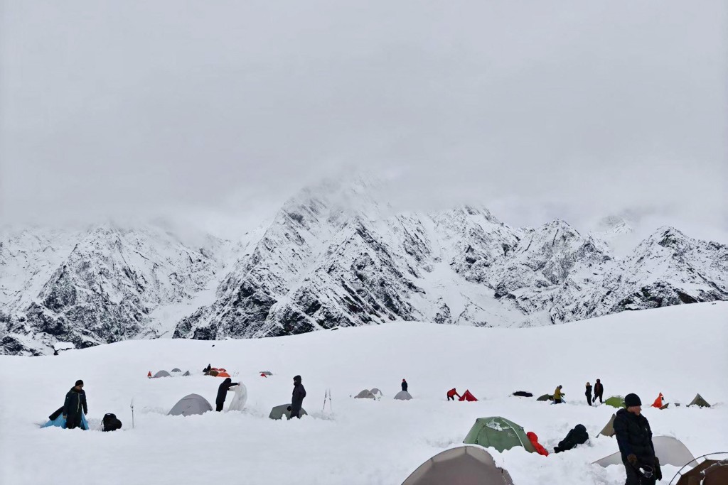 This handout image taken on October 5, 2025 and received on October 6 courtesy of FeiFei shows hikers amid deep snow at Tangxiang camp in the Karma Valley, at the foot of Everest in Tibet at an altitude of nearly 5,000 metres, following a sudden heavy snowfall in the region.   (Photo by Handout / Courtesy of FeiFei / AFP)
