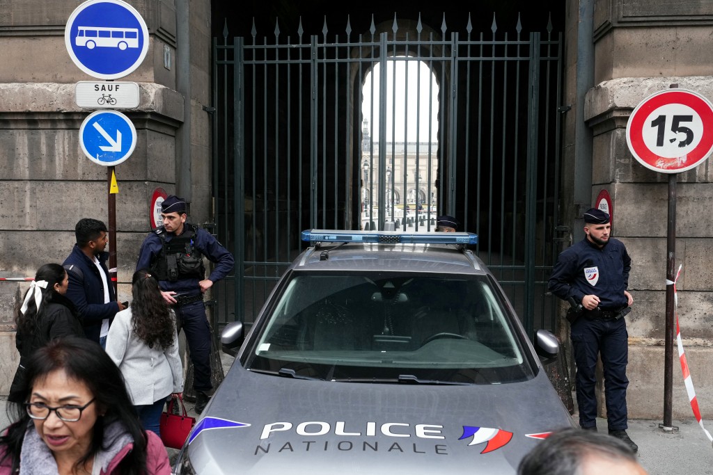 Photo by DIMITAR DILKOFF / AFP.  French police officers stand in front of the Louvre Museum after a robbery, in Paris on October 19, 2025.