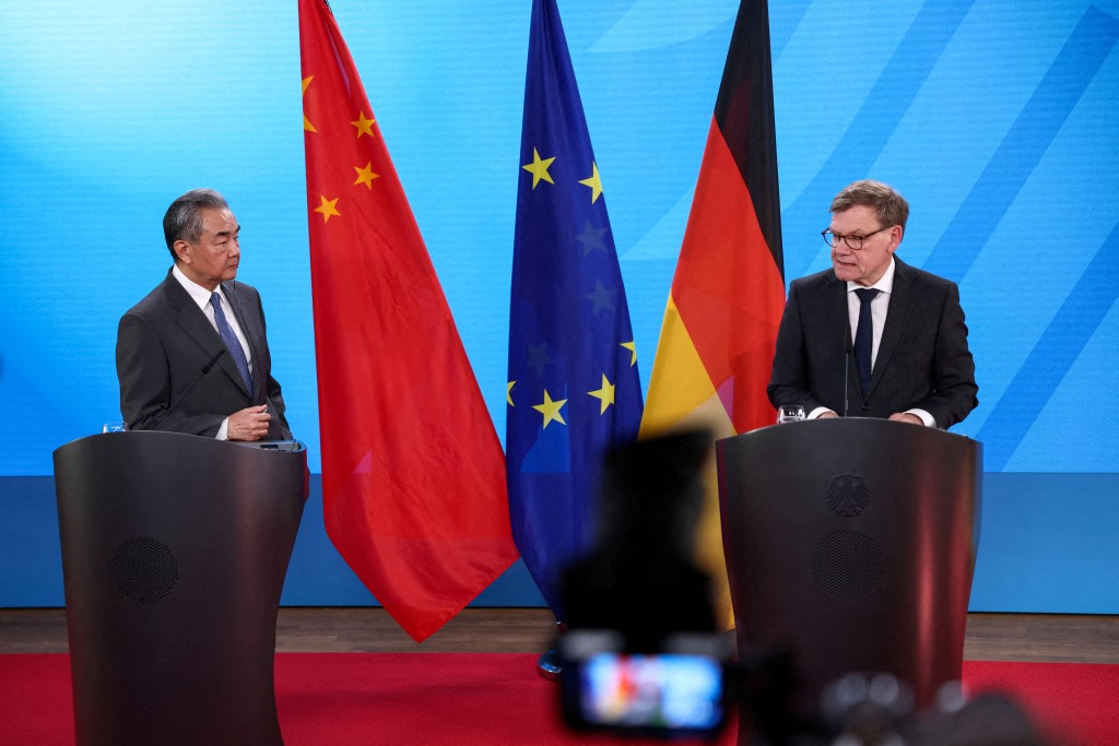 FILE PHOTO: German Foreign Minister Johann Wadephul and Chinese Foreign Minister Wang Yi attend a press conference in Berlin, Germany July 3, 2025. REUTERS/Nadja Wohlleben/File Photo
