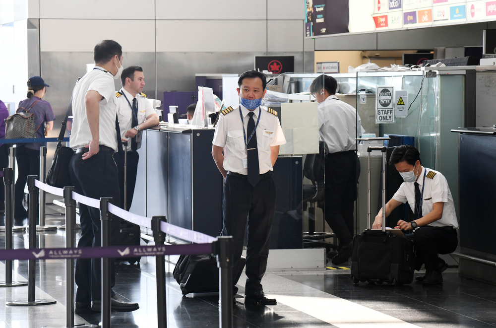 Cathay is hopingto bring further stability to its pilots' pay. Cathay is hopingto bring further stability to its pilots' pay.