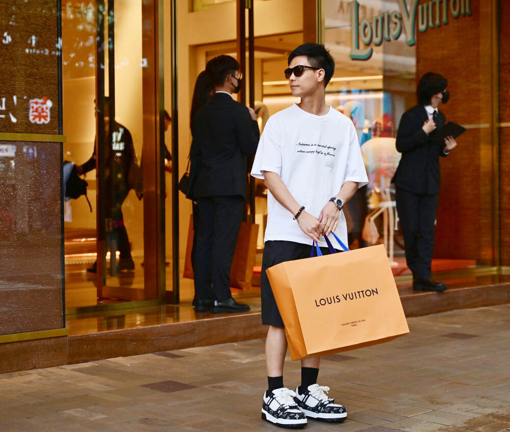 Some tourists believe the tax-free allowance of 12,000 yuan will encourage more mainlanders to shop in Hong Kong. Some tourists believe the tax-free allowance of 12,000 yuan will encourage more mainlanders to shop in Hong Kong.