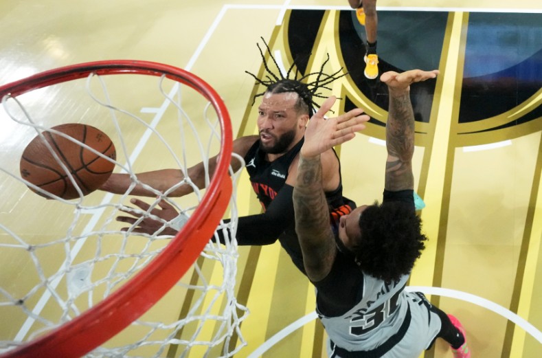 Jalen Brunson drives to the basket against Spurs forward Julian Champagnie on his way to 25 points. AP