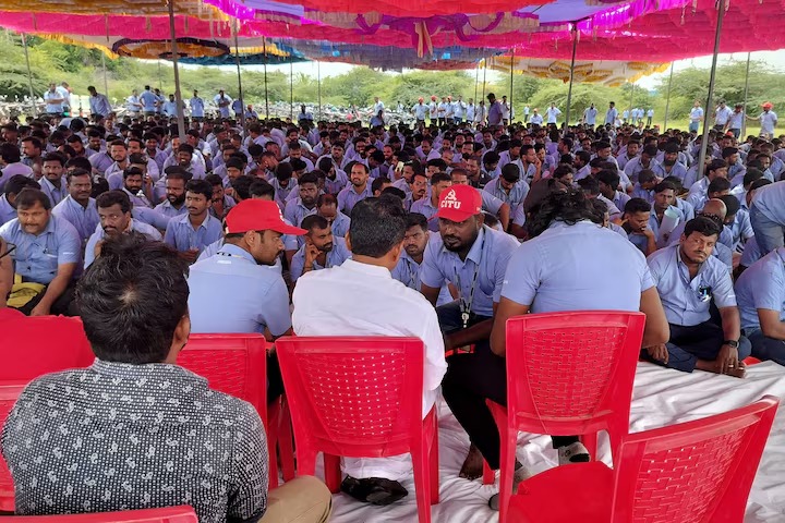 Workers of a Samsung facility speak with their union leader E. Muthukumar during a strike to demand higher wages at its Sriperumbudur plant near the city of Chennai, India, September 11, 2024. (Reuters) Workers of a Samsung facility speak with their union leader E. Muthukumar during a strike to demand higher wages at its Sriperumbudur plant near the city of Chennai, India, September 11, 2024. (Reuters)