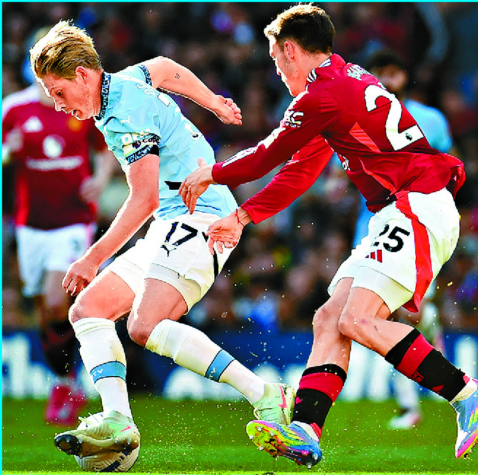 City's Kevin De Bruyne, left, vies with Manuel Ugarte. REUTERS City's Kevin De Bruyne, left, vies with Manuel Ugarte. REUTERS