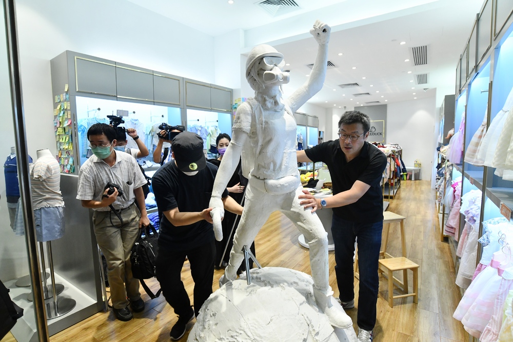 Local children's clothing chain Chickeeduck has agreed to a settlement with the mall operator over the lawsuit for displaying a 'lady liberty' figure at its Tuen Mun branch. Local children's clothing chain Chickeeduck has agreed to a settlement with the mall operator over the lawsuit for displaying a 'lady liberty' figure at its Tuen Mun branch.