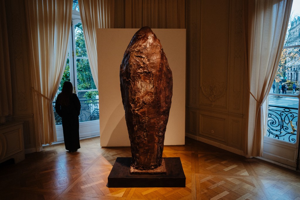 This photograph taken on November 28, 2025 in Paris shows a chocolate pastry made by France's pastry chef Patrick Roger displayed three days ahead of an auction of 25 grands chefs pastries for the benefit of the BAB Charity association, which works for the well-being and development of children with leukaemia who are hospitalised at the Armand Trousseau Hospital in Paris. "25 pastry chefs commit to helping children", at Artcurial auction house in Paris. (Photo by Dimitar DILKOFF / AFP)