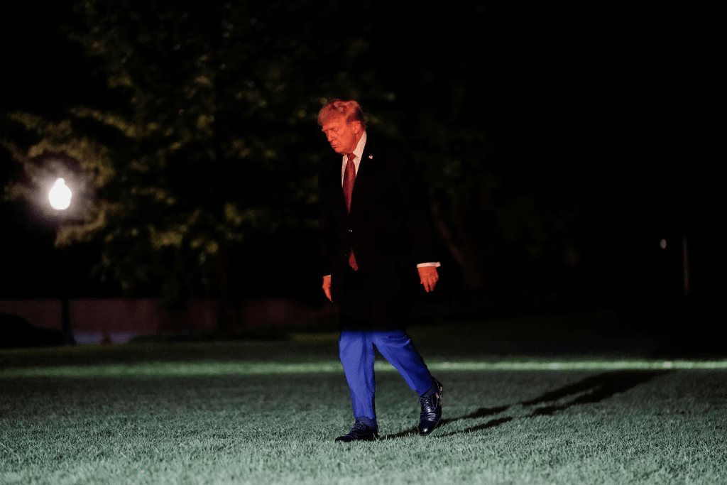 U.S. President Donald Trump walks after exiting Marine One on the South Lawn while returning to the White House in Washington, D.C., U.S., April 17, 2026. REUTERS/Nathan Howard 