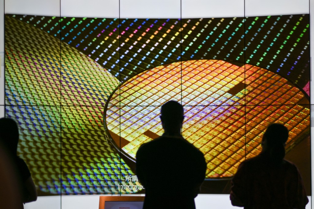 Photo by SAM YEH / AFP  Visitors watch a wafer shown on screens at the Taiwan Semiconductor Manufacturing Company (TSMC) Renovation Museum at the Hsinchu Science Park in Hsinchu on July 5, 2023.