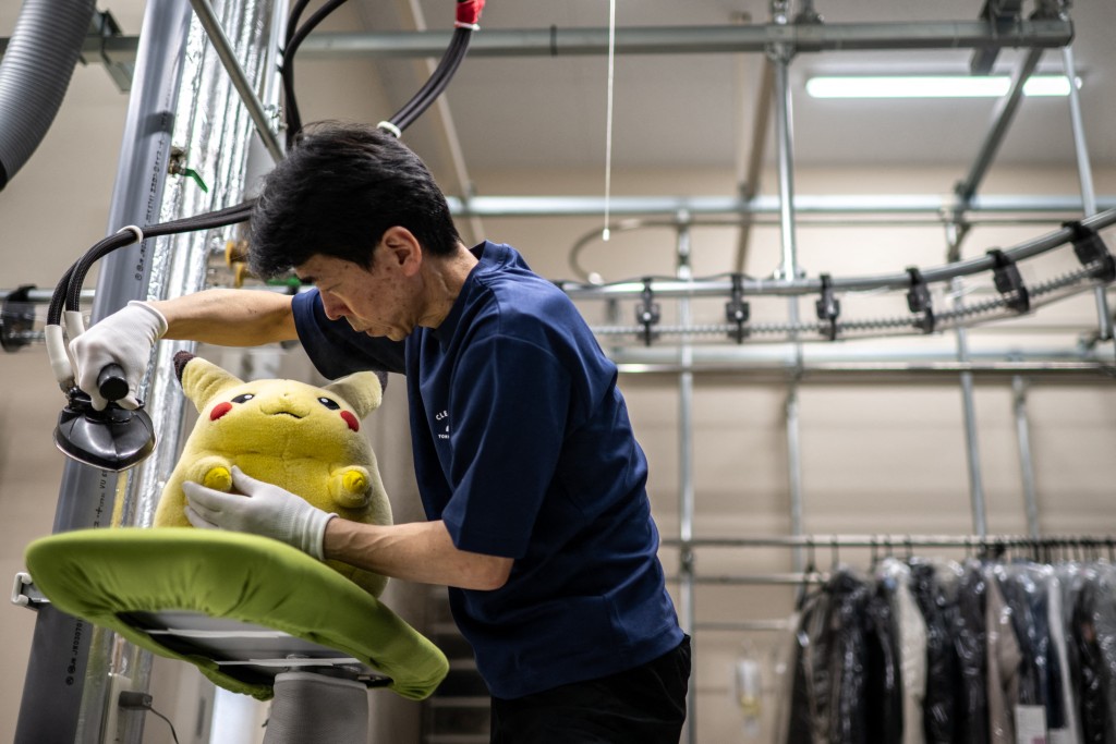 Photo by PHILIP FONG / AFP  In this picture taken on April 27, 2026, dry-cleaning professional Masakazu Shimura steam-cleans a soft toy at the facility of Cleaning Yonmarusan in Fuefuki city of Yamanashi Prefecture.