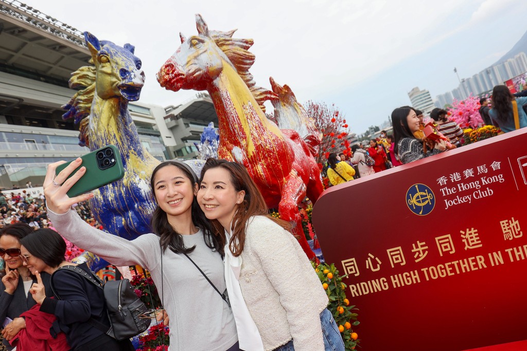 “Harmonious Horses” sculptures standing over three metres high and created by renowned artist Simon Ma at Sha Tin Racecourse. (HKJC)