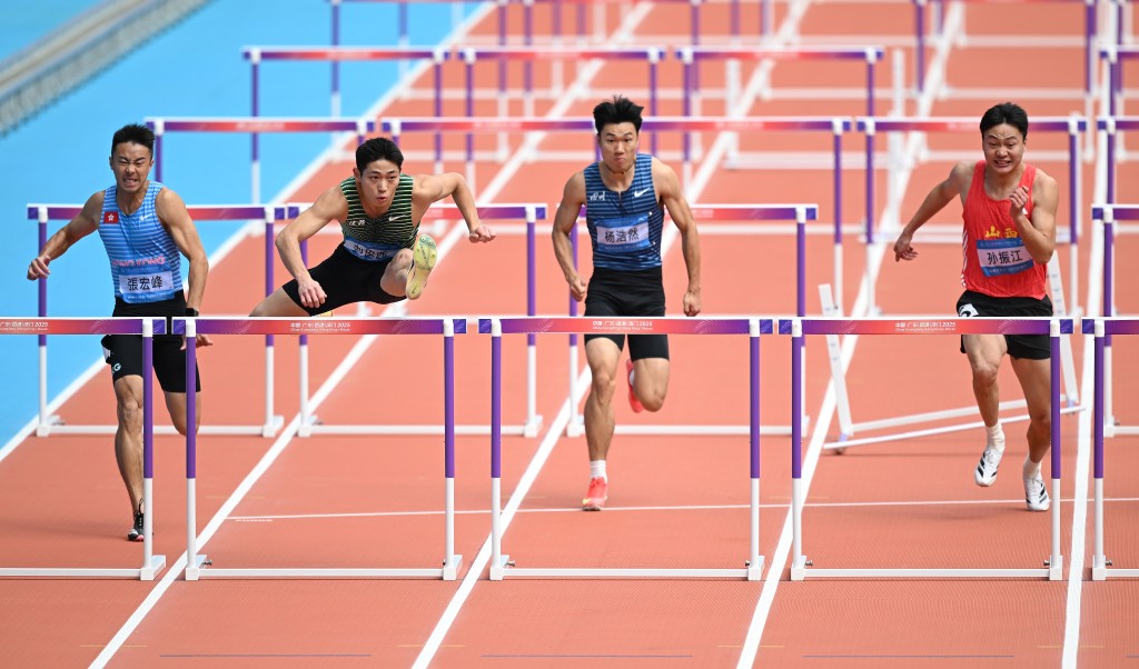 Hong Kong hurdler Anson Cheung Wang-fung (leftmost) broke his personal record to secure a place in the men’s 110-meter hurdles final.