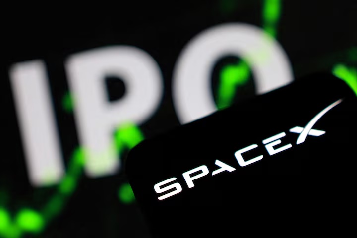 SpaceX logo, word "IPO" and rising stock graph are seen in this illustration taken June 4, 2026. REUTERS/Dado Ruvic/Illustration/File Photo