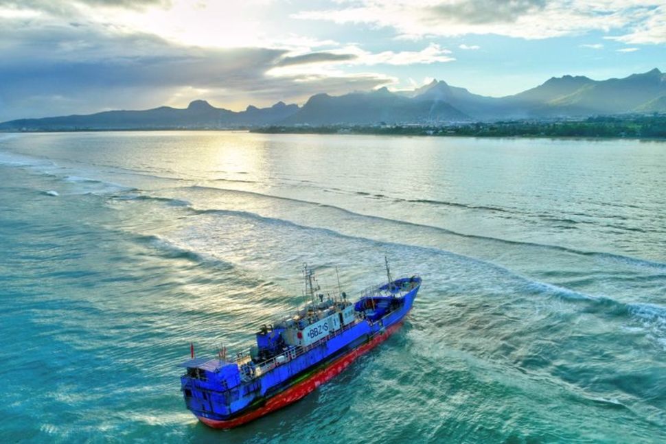 A Chinese-flagged vessel carrying 130 tons of oil has run aground off Mauritius, causing a minor spill. A Chinese-flagged vessel carrying 130 tons of oil has run aground off Mauritius, causing a minor spill.