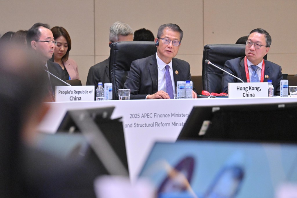  Paul Chan, and the Secretary for Justice, Paul Lam, attended the joint session of the Asia-Pacific Economic Cooperation Finance Ministers' Meeting and Structural Reform Ministerial Meeting in Incheon, Korea, on October 22. Pic from the government