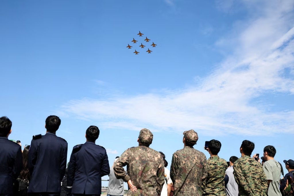 The South Korean Air Force Black Eagles aerobatic team perform during Seoul International Aerospace & Defense Exhibition (ADEX) in Seongnam, South Korea, October 17, 2025. REUTERS/Kim Hong-Ji/File Photo 