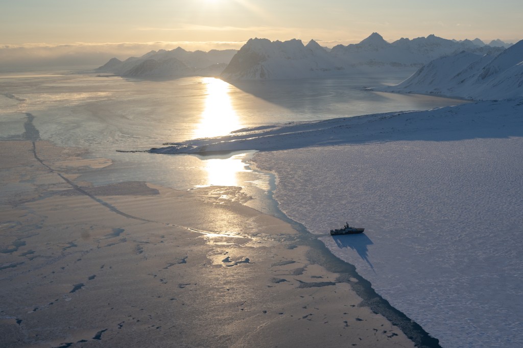 Photo by OLIVIER MORIN / AFP  This photograph shows the scientific ice-going "Kronprins Haakon" sailing through the sea ice in eastern Spitzbergen, in the Svalbard archipelago, on April 10, 2025.