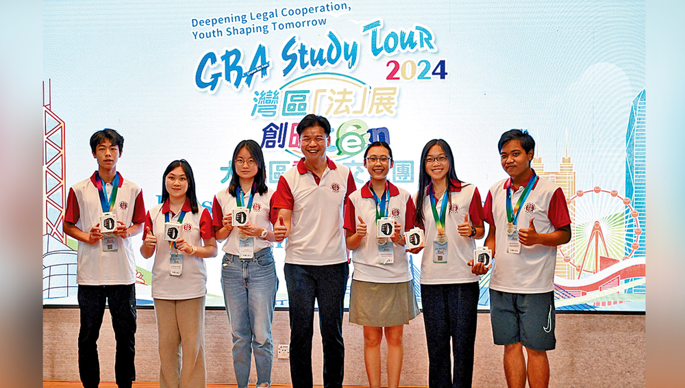 Outstanding performances in the presentation competition, with the winning teams taking photos to commemorate the occasion.