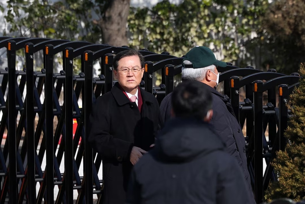 Impeached South Korean President Yoon Suk Yeol's lawyer Yoon Kab-keun arrives in front of the impeached Yeol's official residence, as Yoon faces potential arrest after a court on Tuesday approved a warrant for his arrest, in Seoul, South Korea, January 3, 2025. REUTERS/Kim Hong-Ji Impeached South Korean President Yoon Suk Yeol's lawyer Yoon Kab-keun arrives in front of the impeached Yeol's official residence, as Yoon faces potential arrest after a court on Tuesday approved a warrant for his arrest, in Seoul, South Korea, January 3, 2025. REUTERS/Kim Hong-Ji