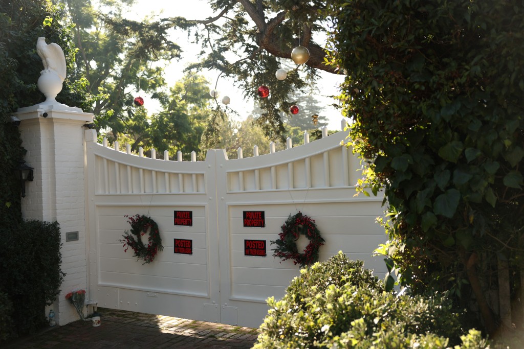 Photo by PATRICK T. FALLON / AFP The entrance of US actor and director Rob Reiner's mansion is seen in the Brentwood neighborhood of Los Angeles, California, on December 15, 2025 after Reiner and his wife Michele Reiner were found dead at their southern California mansion.